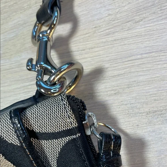 💙 Coach Signature Black and Tan Shoulder Bag - Picture 6 of 13